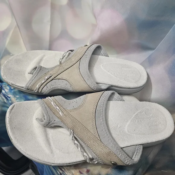 Merrell Tan and Gray Women's Sandals 8M NWOT - Picture 2 of 4